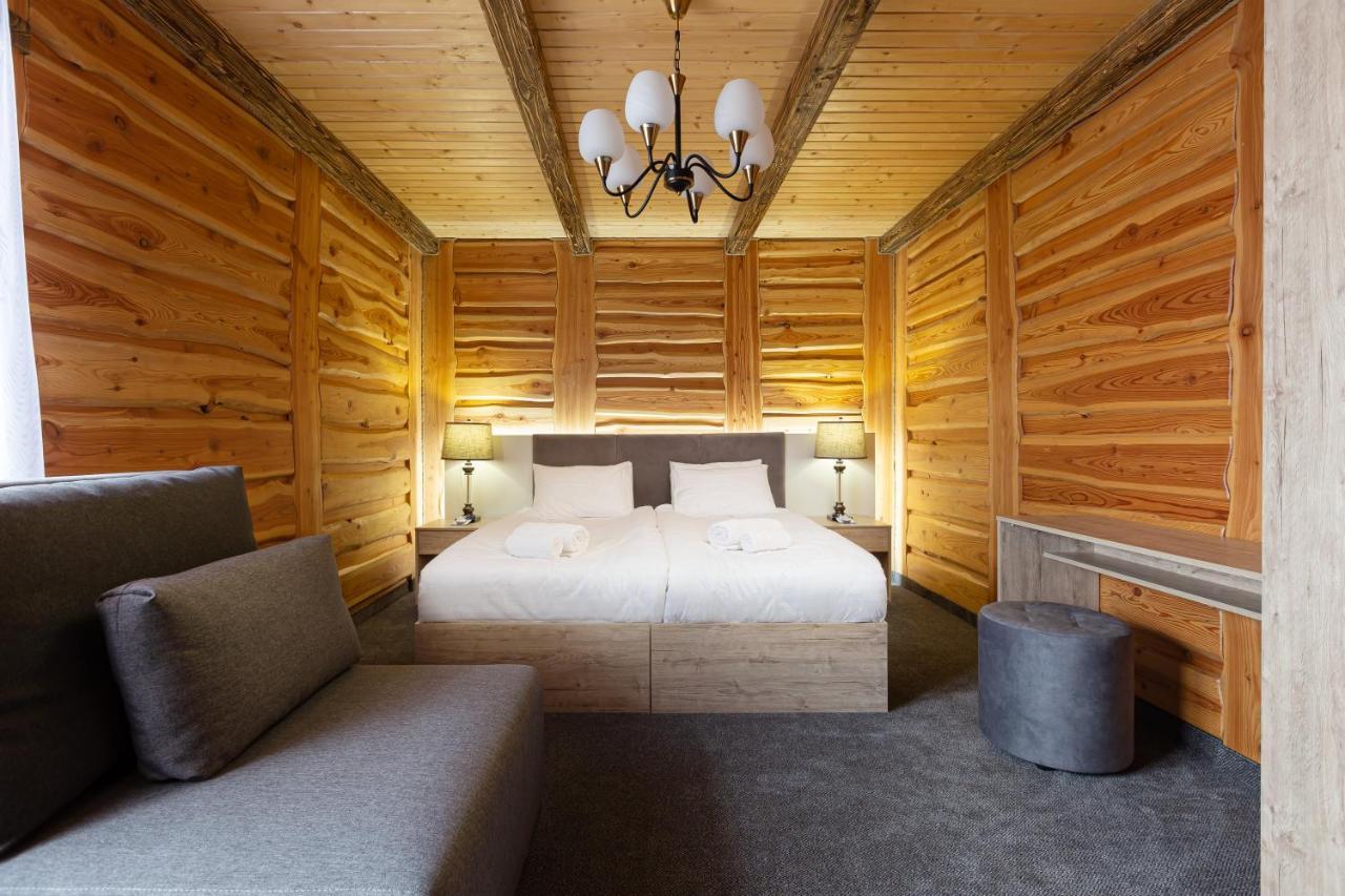 Svoi Hotel Paljanyjtsja Exteriör bild