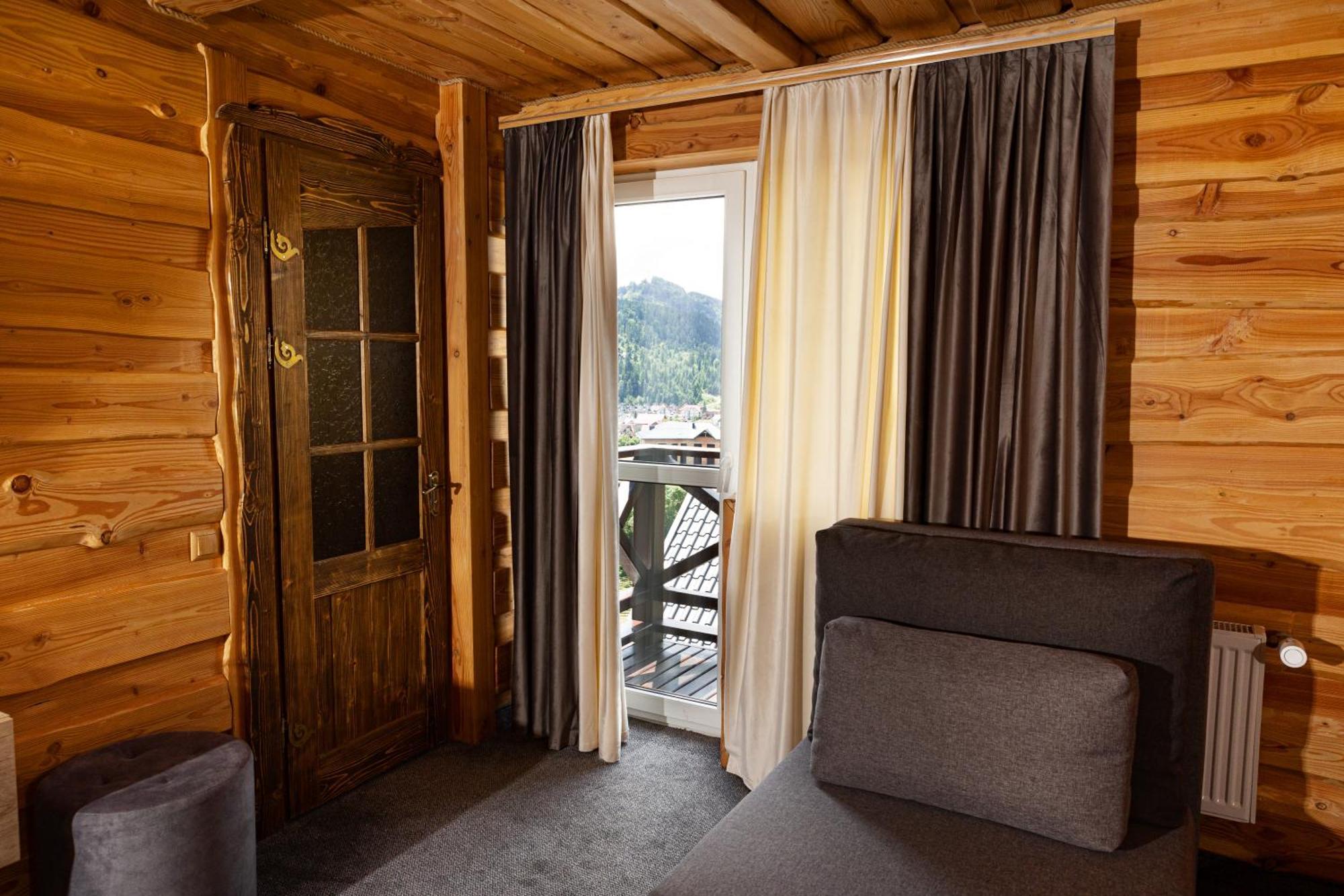 Svoi Hotel Paljanyjtsja Exteriör bild