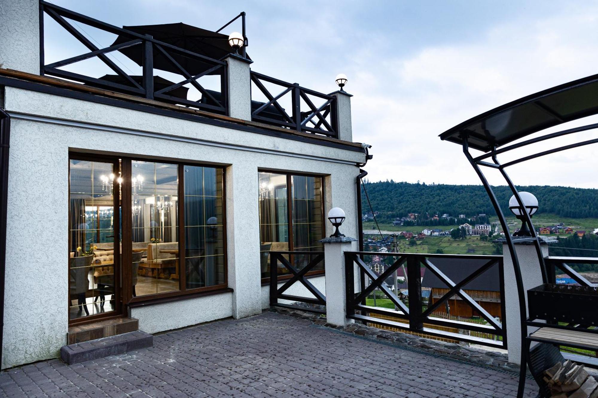Svoi Hotel Paljanyjtsja Exteriör bild