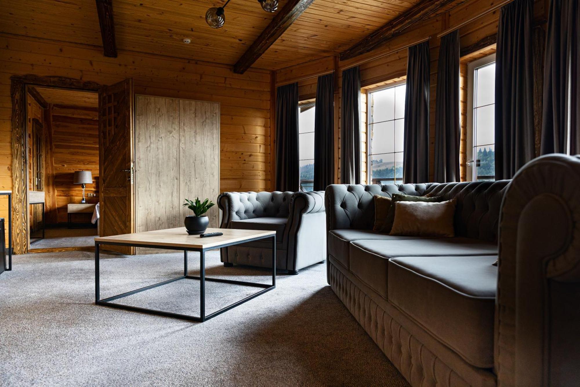 Svoi Hotel Paljanyjtsja Exteriör bild