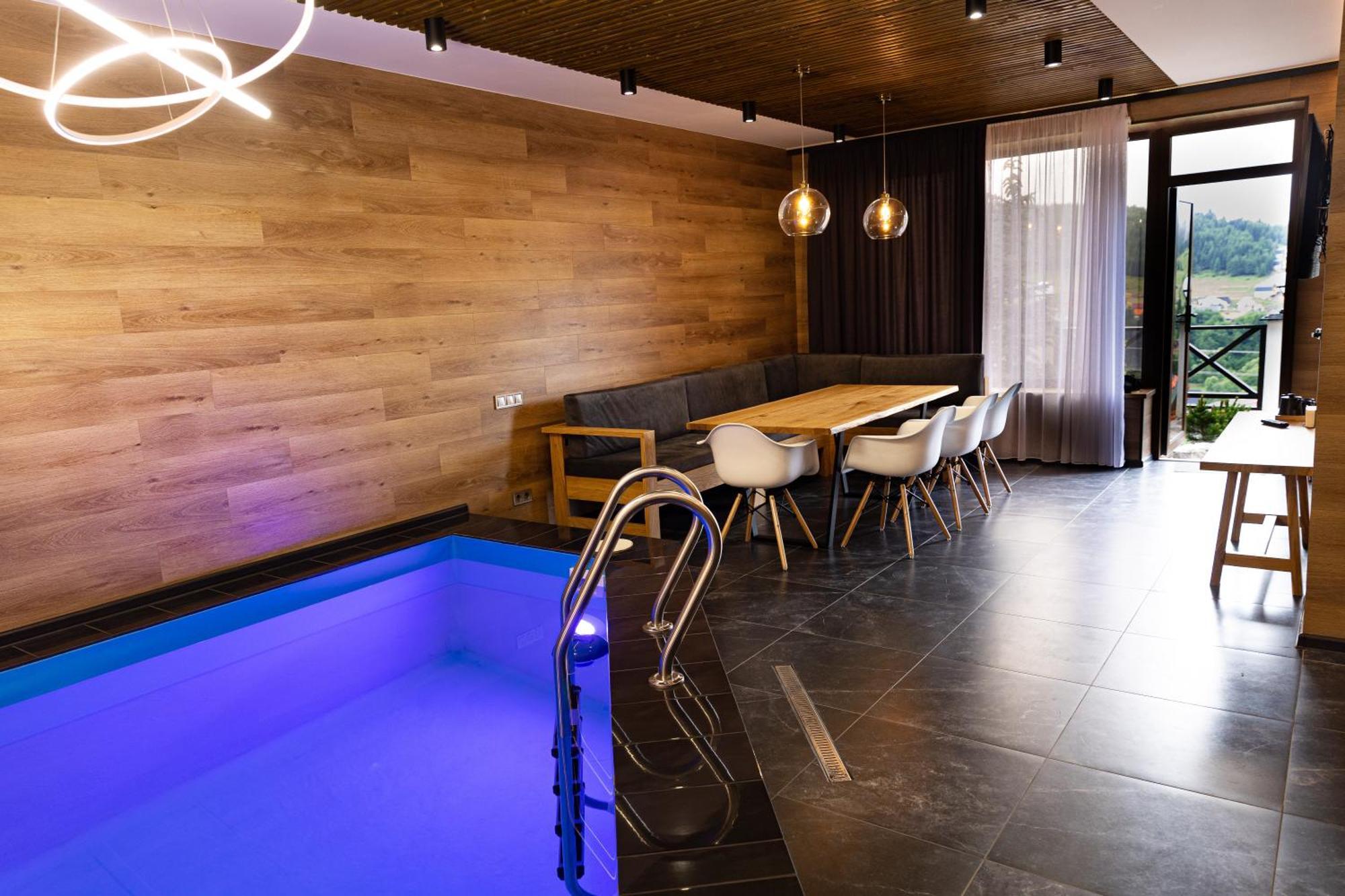 Svoi Hotel Paljanyjtsja Exteriör bild