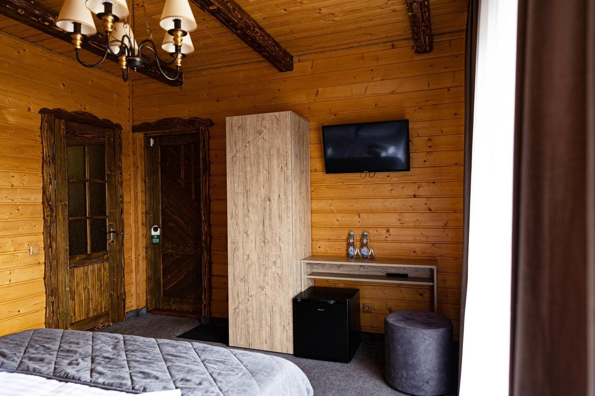 Svoi Hotel Paljanyjtsja Exteriör bild