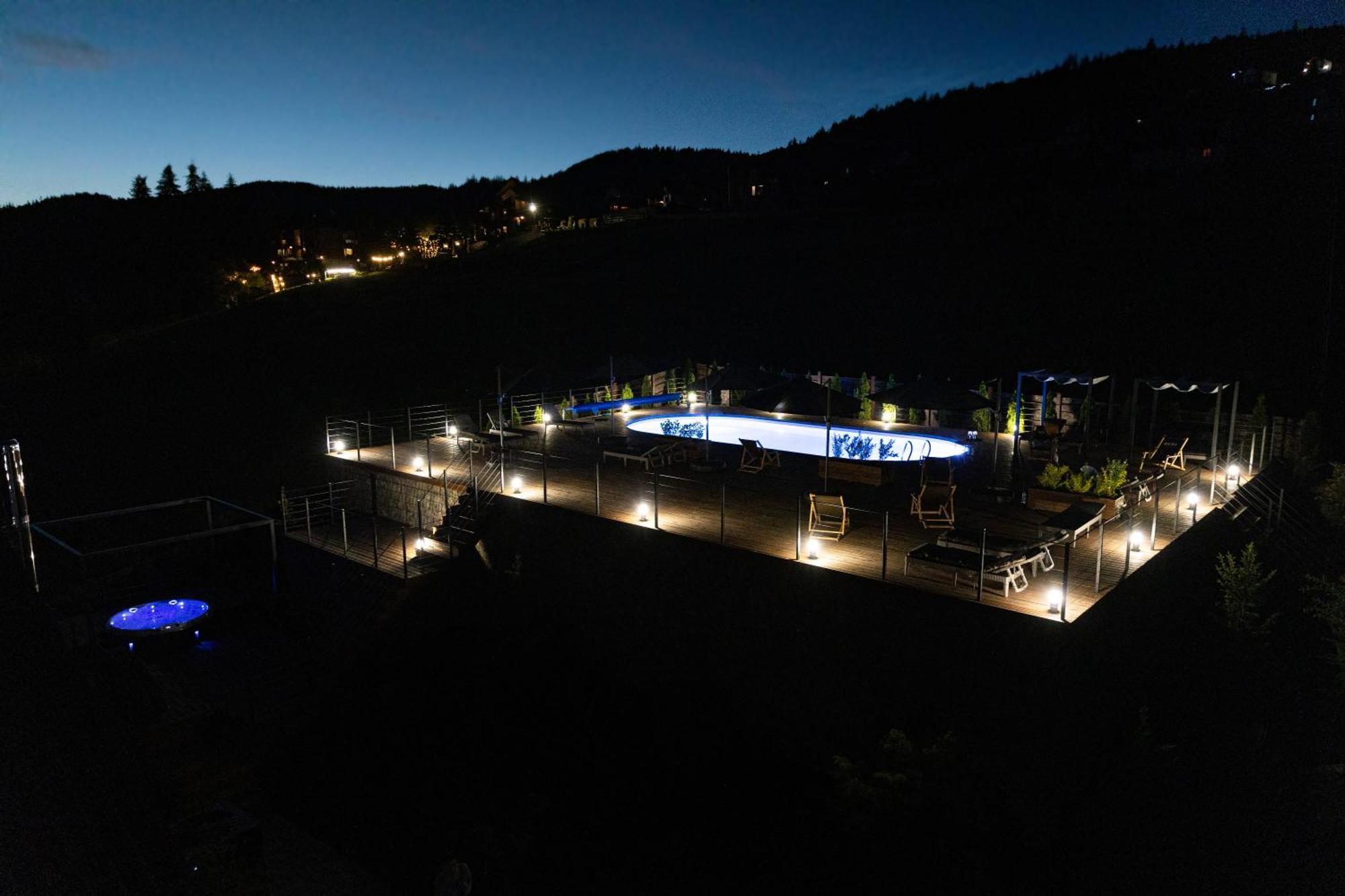 Svoi Hotel Paljanyjtsja Exteriör bild